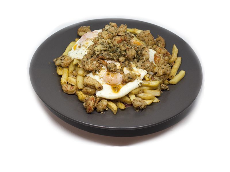 Huevos rotos con gambas
