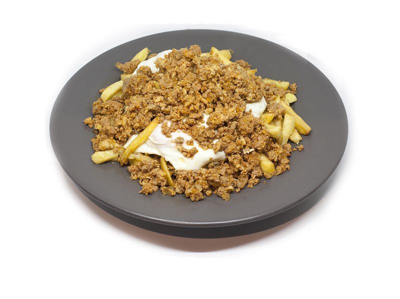 Huevos rotos con picadillo