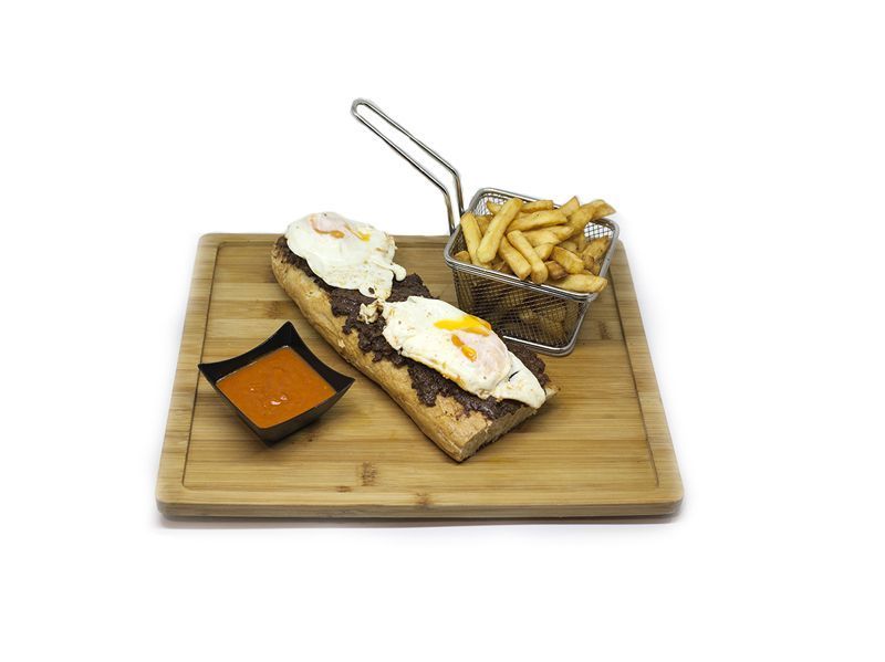 Tosta de morcilla matachana y huevos fritos